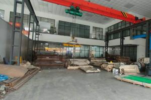 凤岗9米高十吨行车1000平钢构厂房出租 现成水电阁楼办公室装修